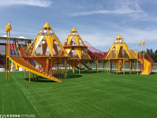 2022年8月，江蘇徐州紅楓森林公園，無(wú)動(dòng)力游樂(lè )項目落地完成，占地15000平，總投資300萬(wàn)。